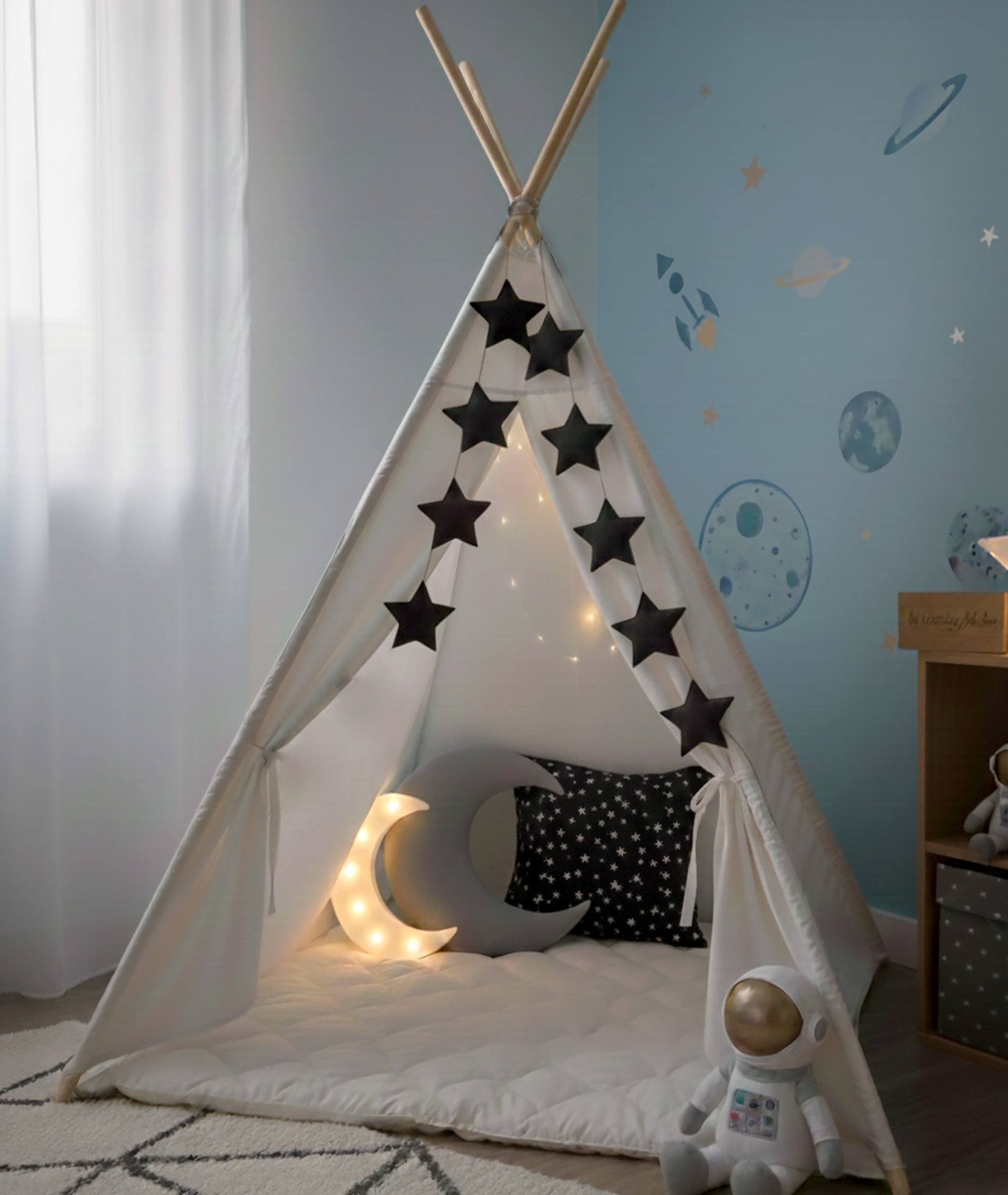 Black star garland